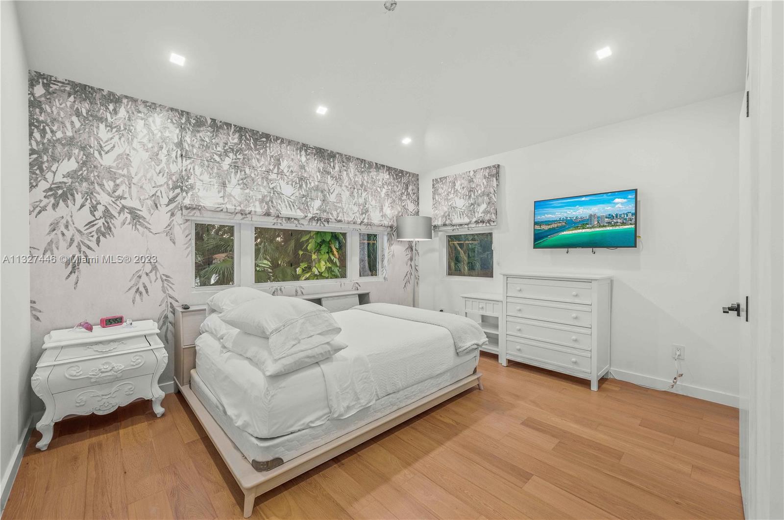 Full bathroom for Guest room #2 & #3