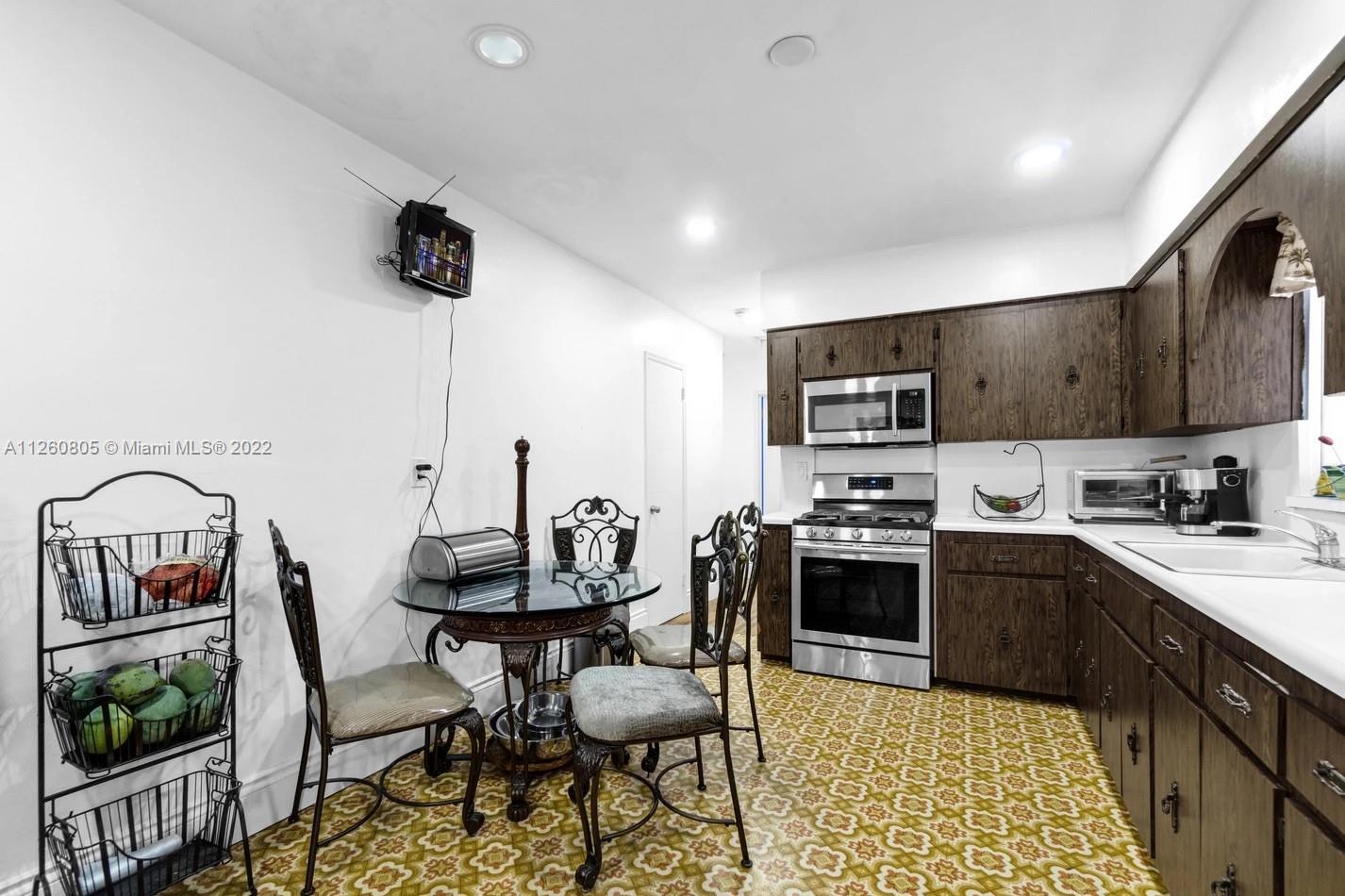 KITCHEN / COFFE TABLE