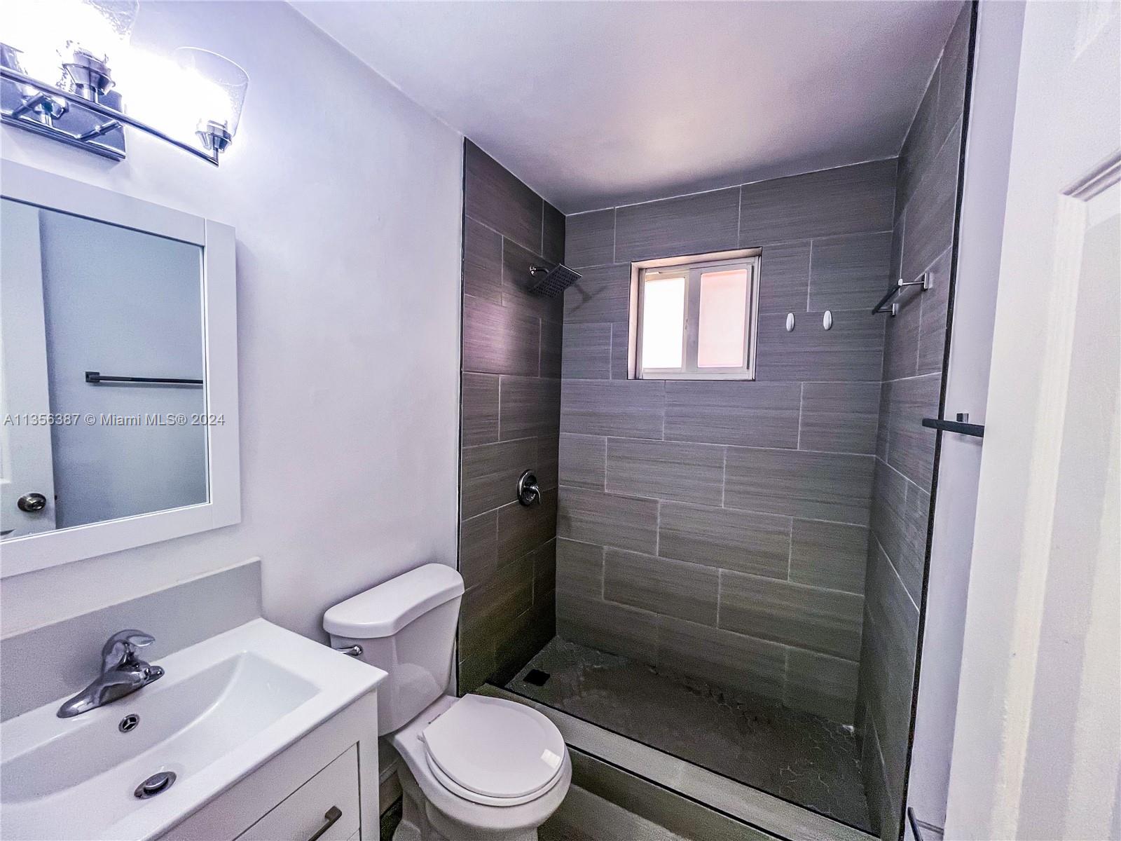 Unit 2 - Vacant - Bathroom