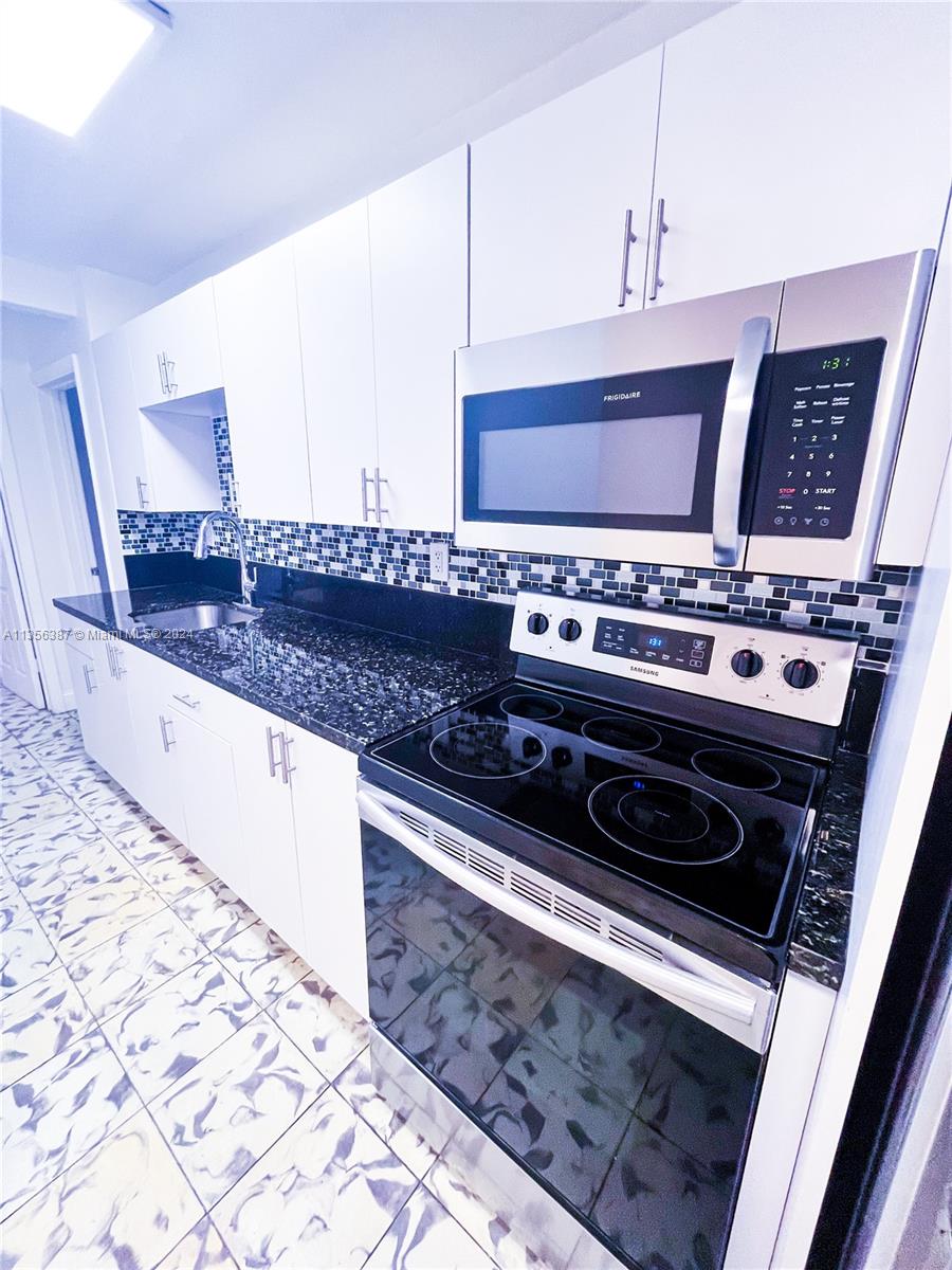 Unit 2 - Vacant - Kitchen