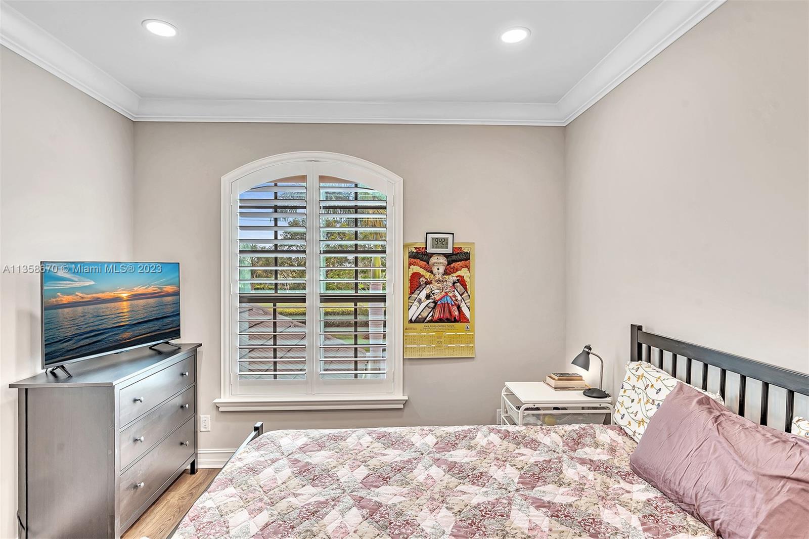 5th upstairs en-suite bedroom