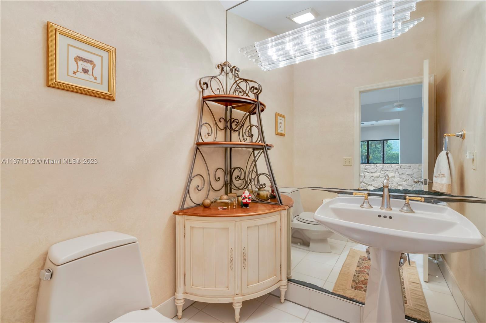 1/2 bathroom adjacent to the living room