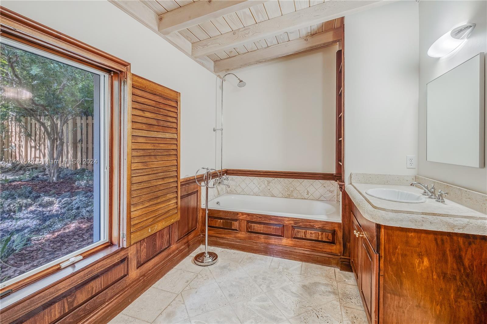 Principal Bedroom's Bathroom