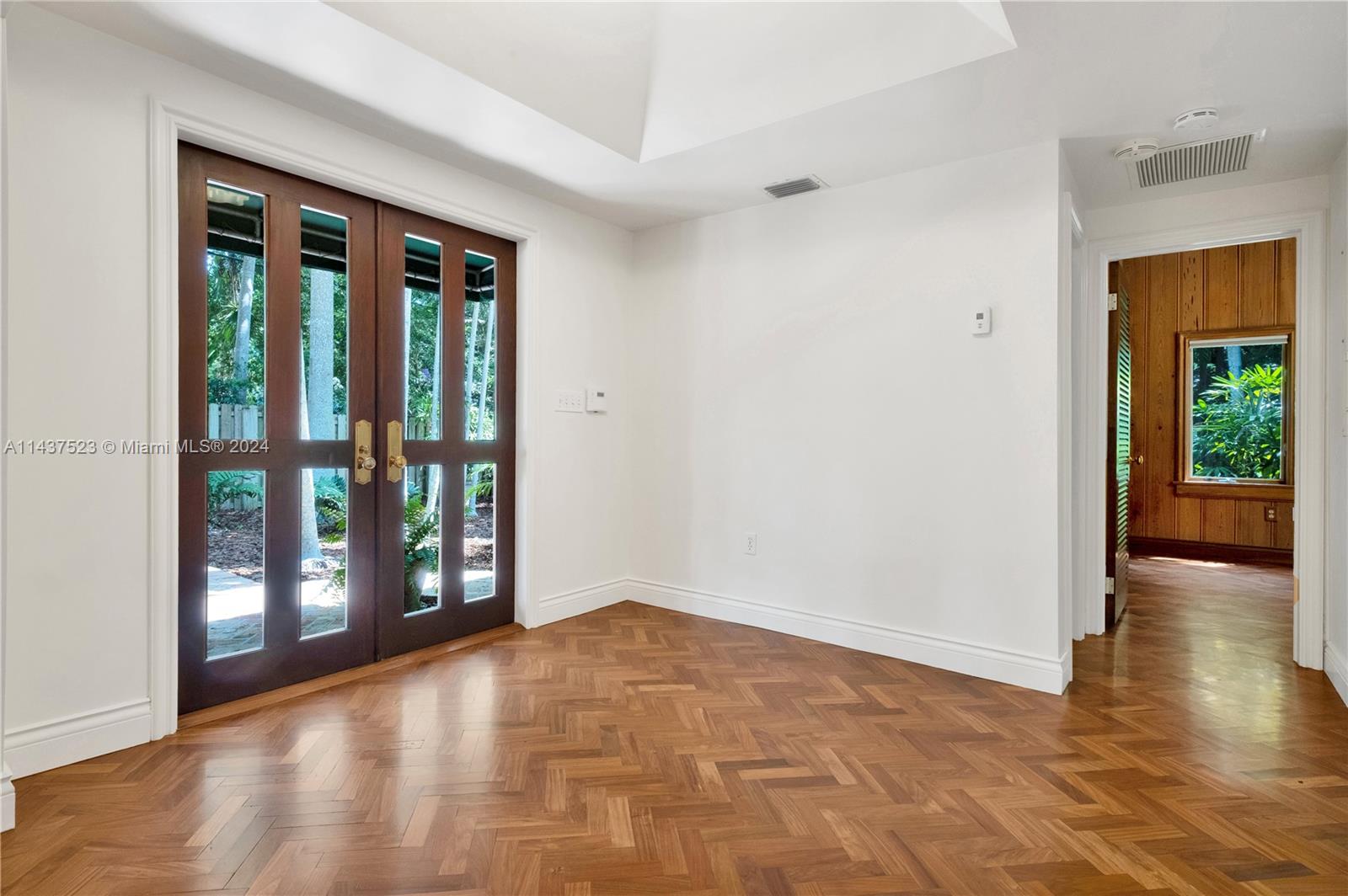Foyer leading to 2nd bathroom
