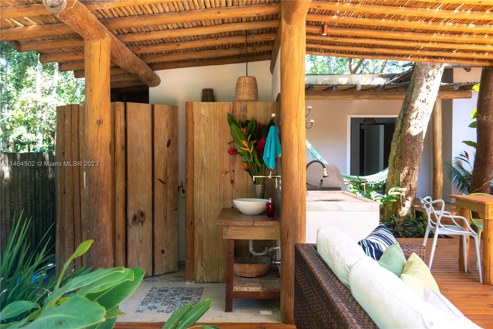 1/2 Batroom and sink on gourmet area