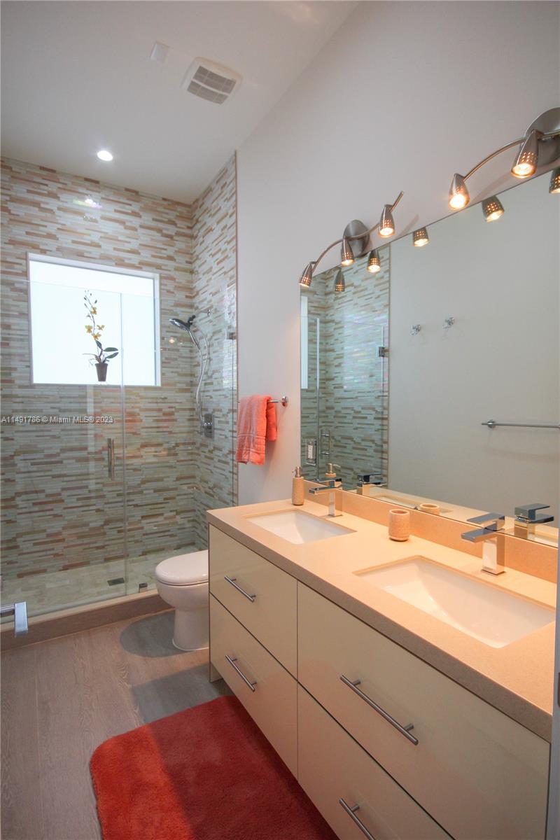 Upstairs second bath.