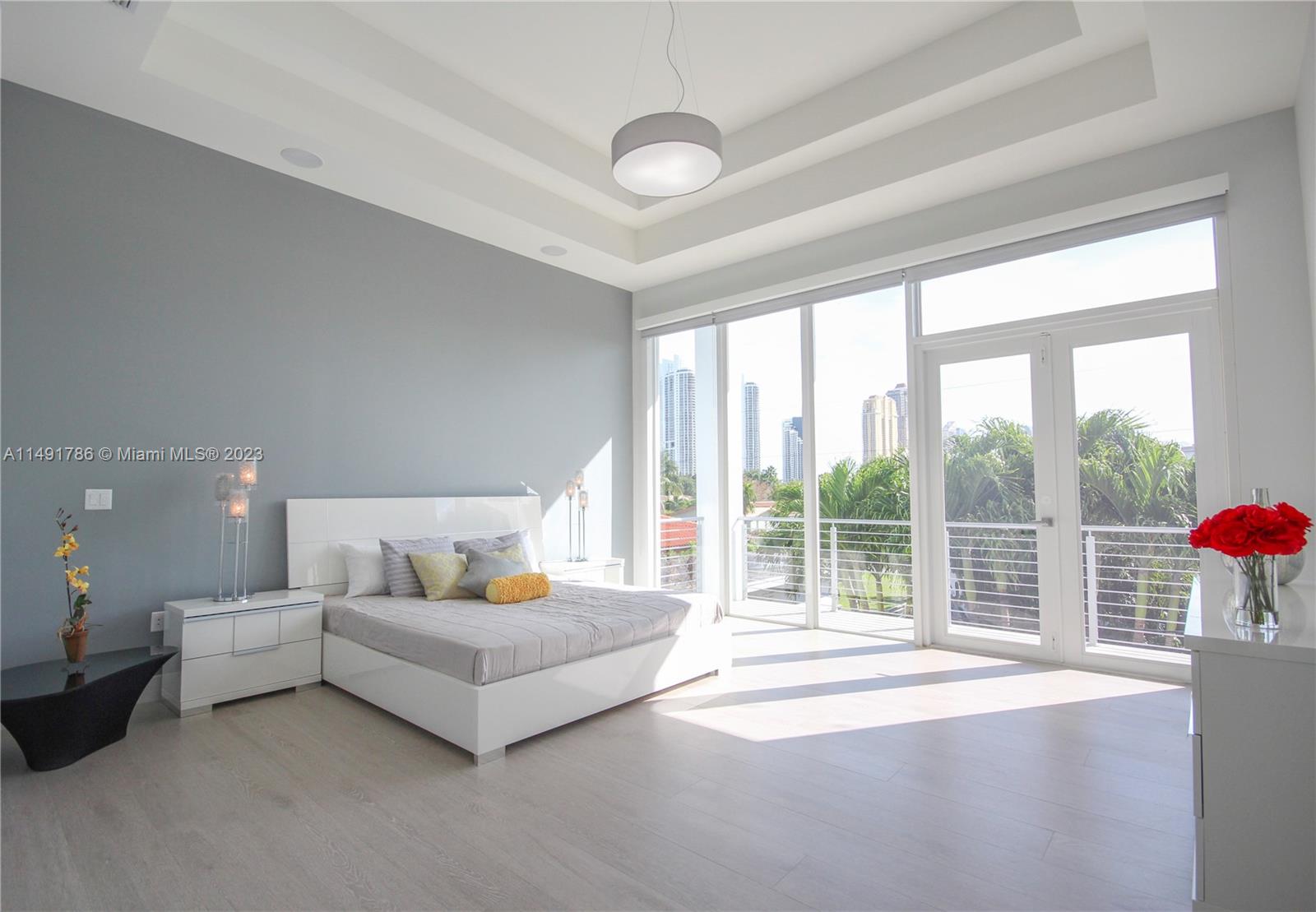 Oversized master bedroom in 2nd floor.