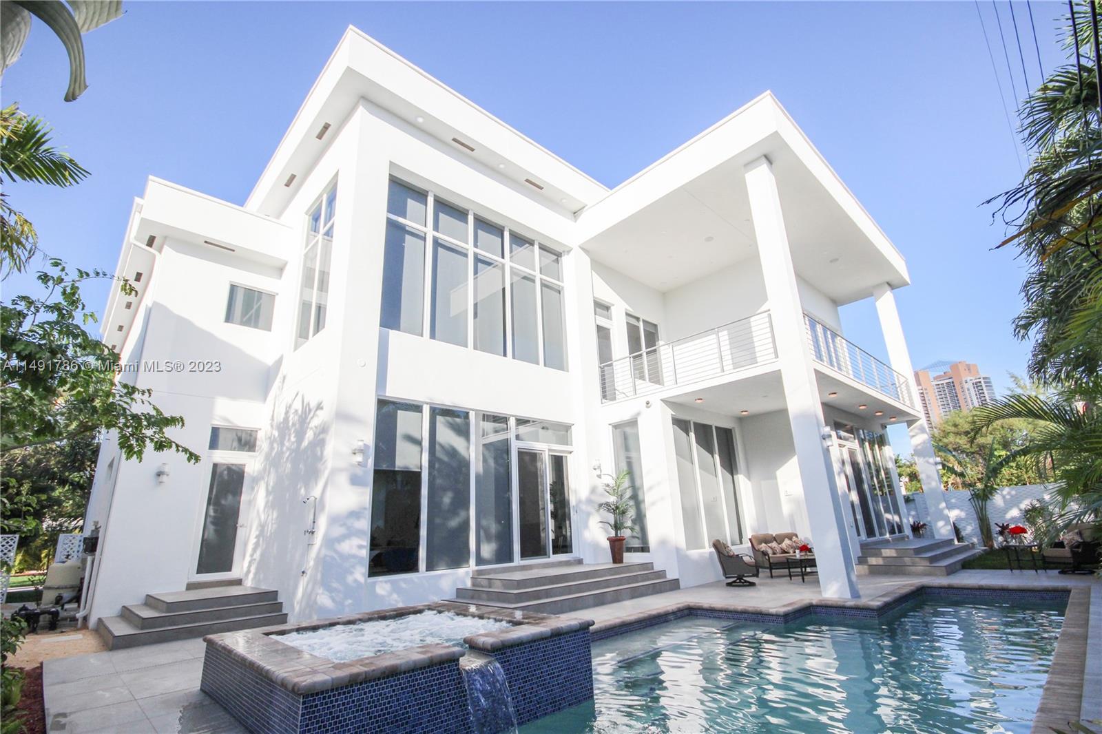 Enjoy the sun all day long relaxing in this beautiful pool with jacuzzi.