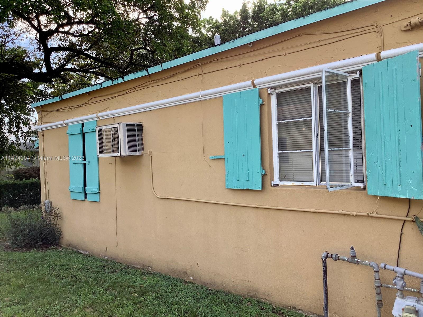 Backyard and Parking.
Trailer does not convey