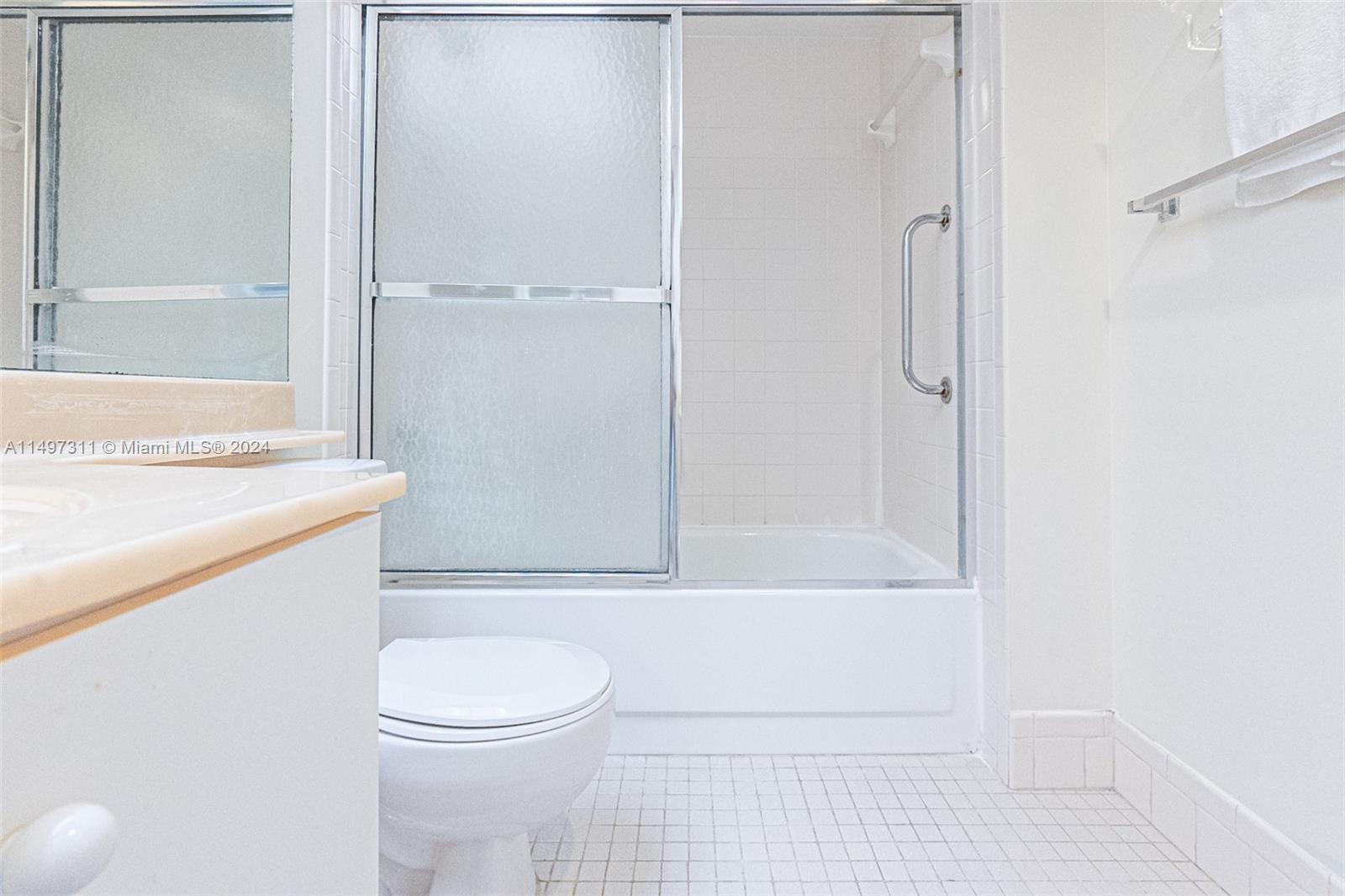 Guest & 2nd Bedroom Bathroom w/ Tub