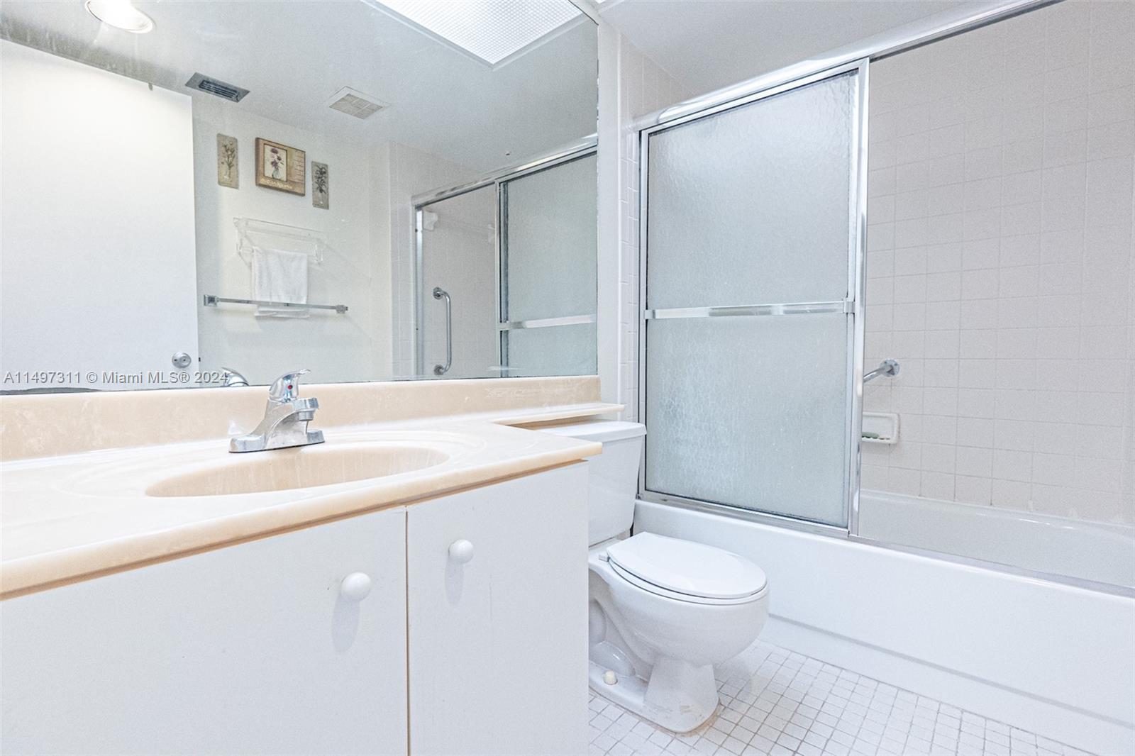 Guest & 2nd Bedroom Bathroom w/ Tub