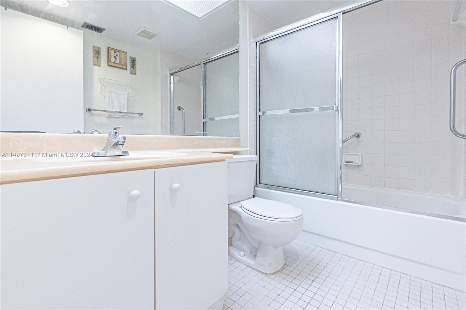 Guest & 2nd Bedroom Bathroom w/ Tub