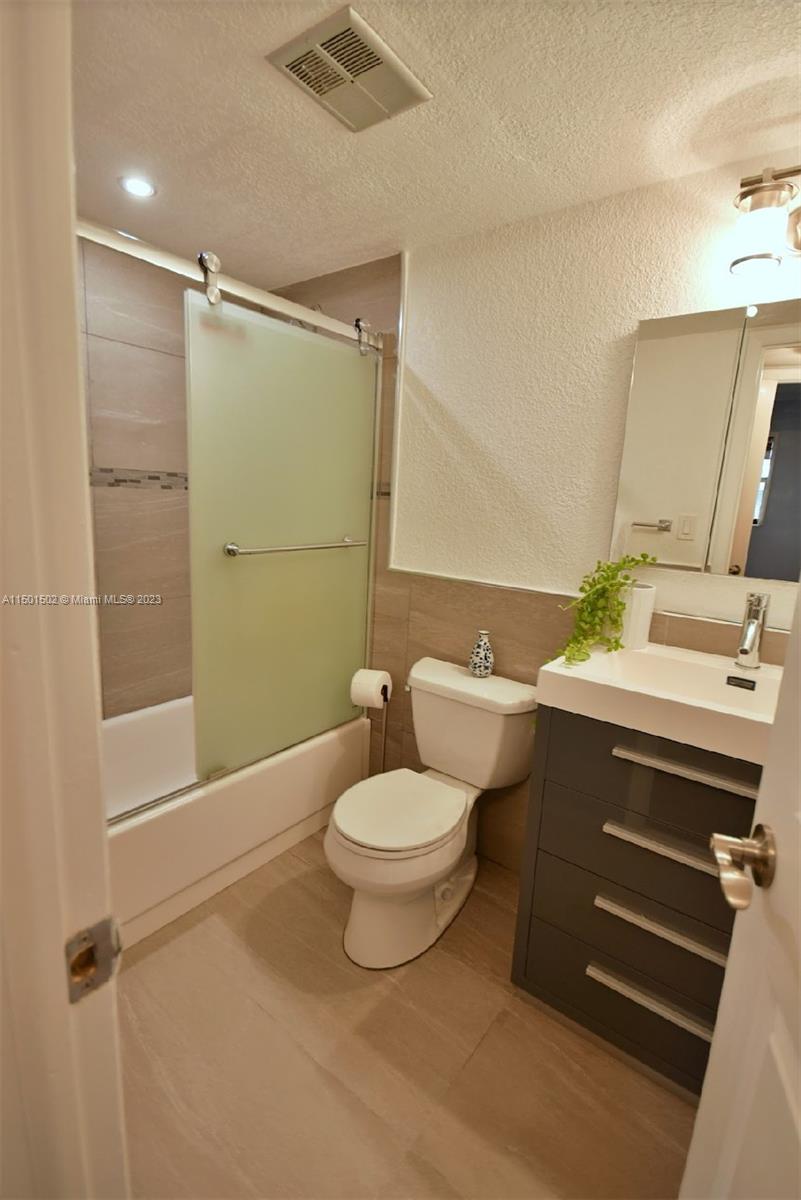 Secondary/guest bath