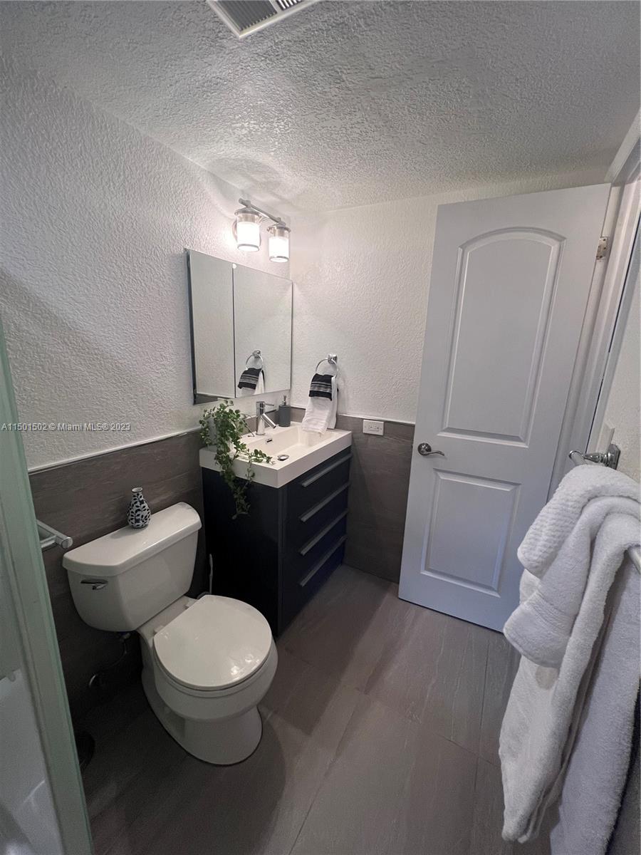 Secondary/guest bathroom