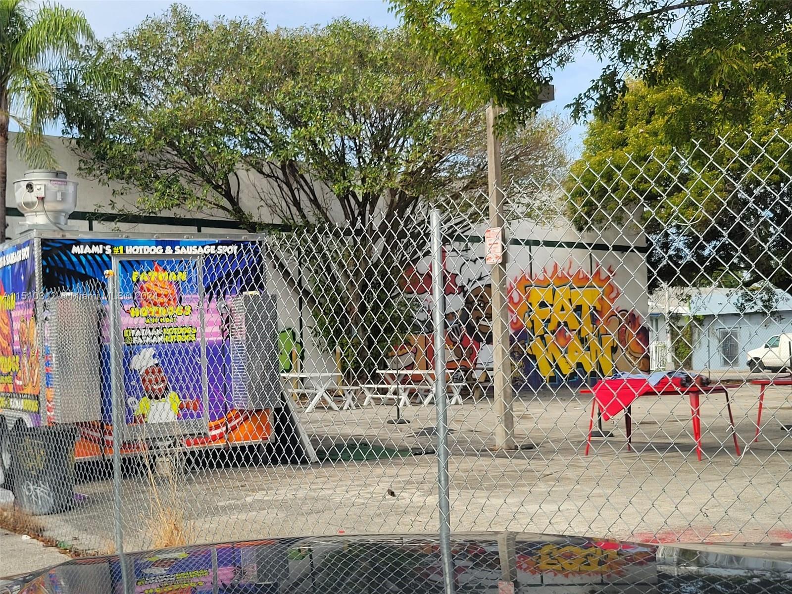 Corner neighbor NW13th Ave and NW 54th St