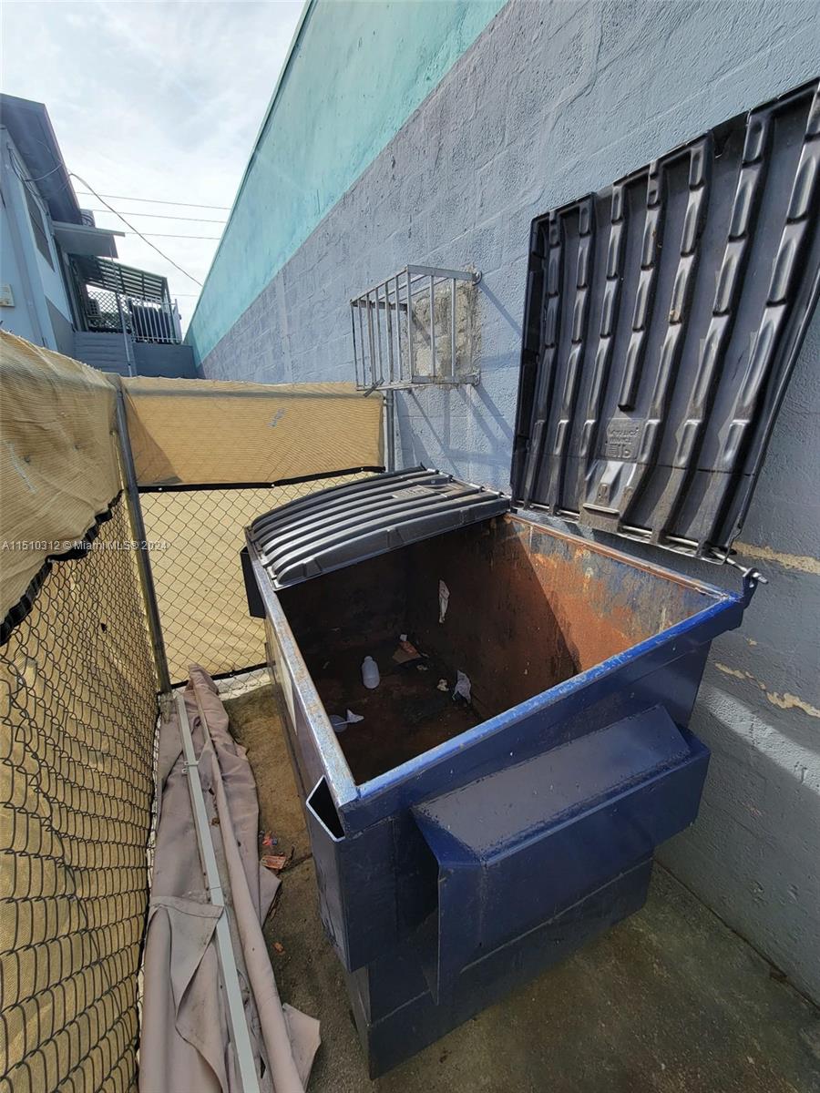 Commercial trash