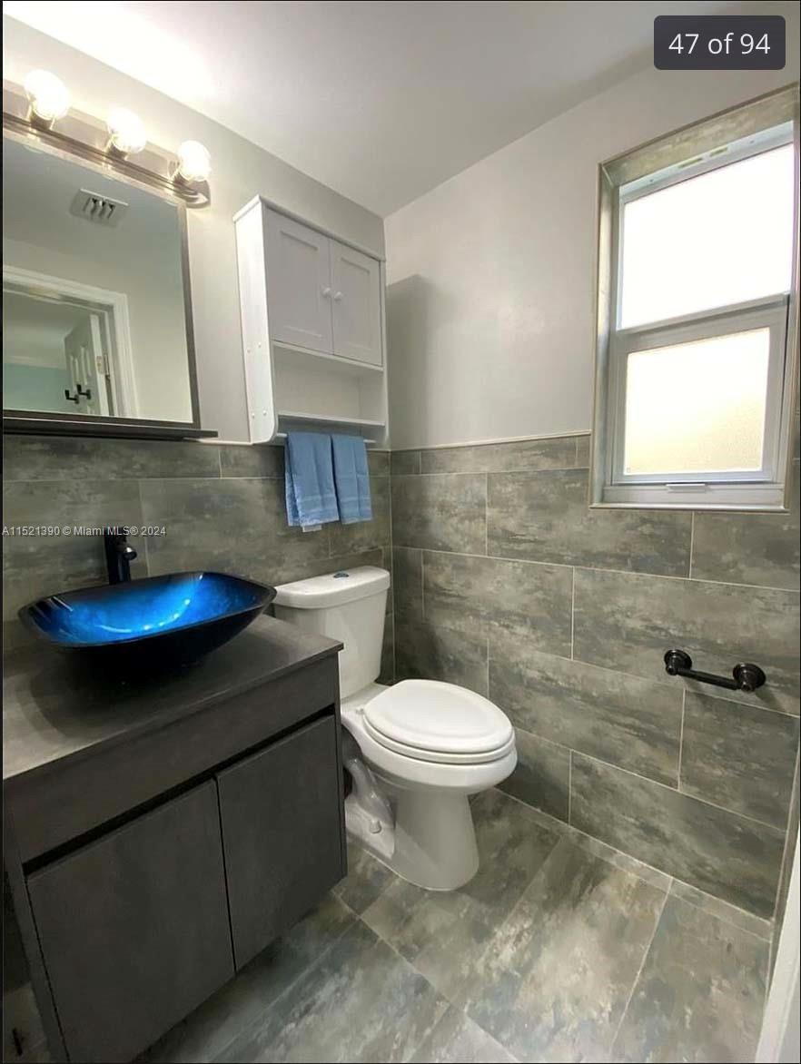 unit 1 bathroom 2 details 3