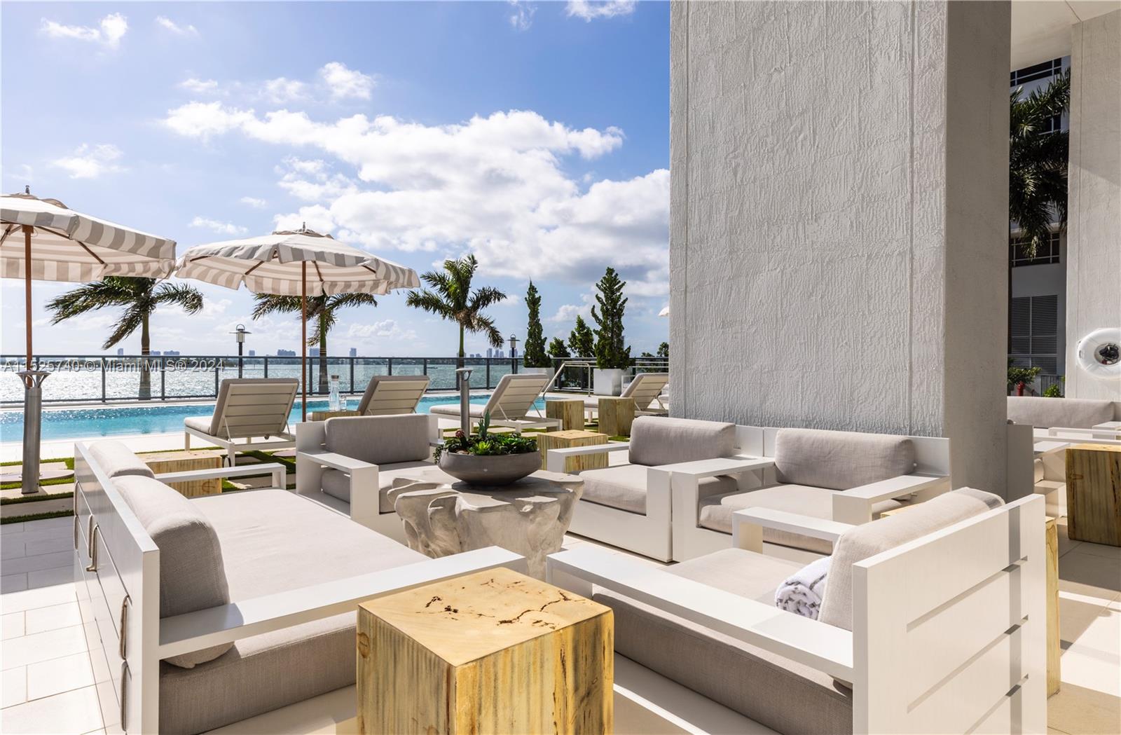 Bay Pool Lounge