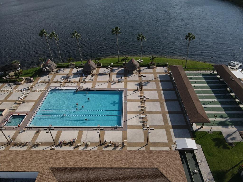 Features a unique wave-walking pool which enhances circulation and aerobic capacity.