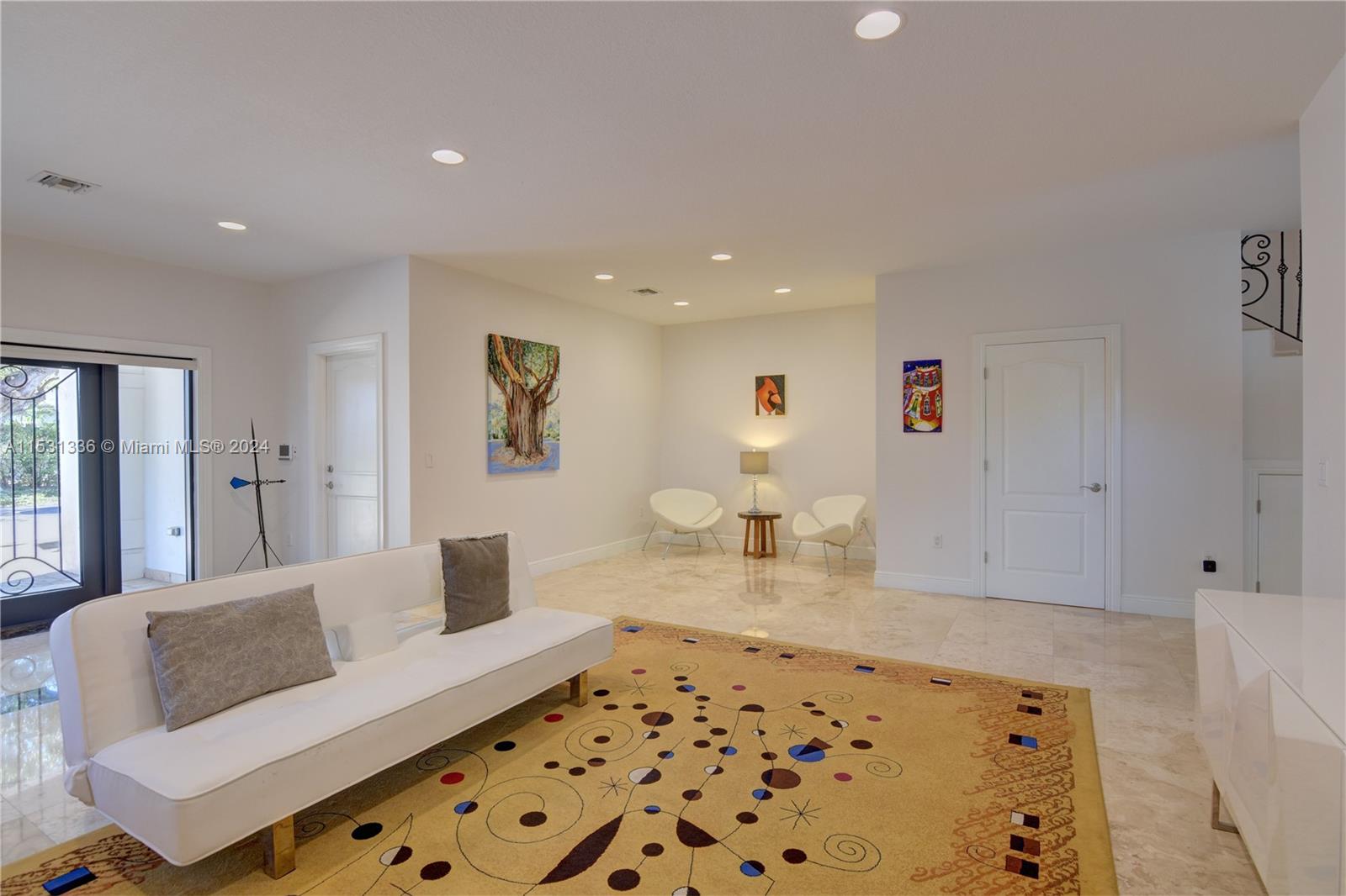 1st floor has high ceilings.