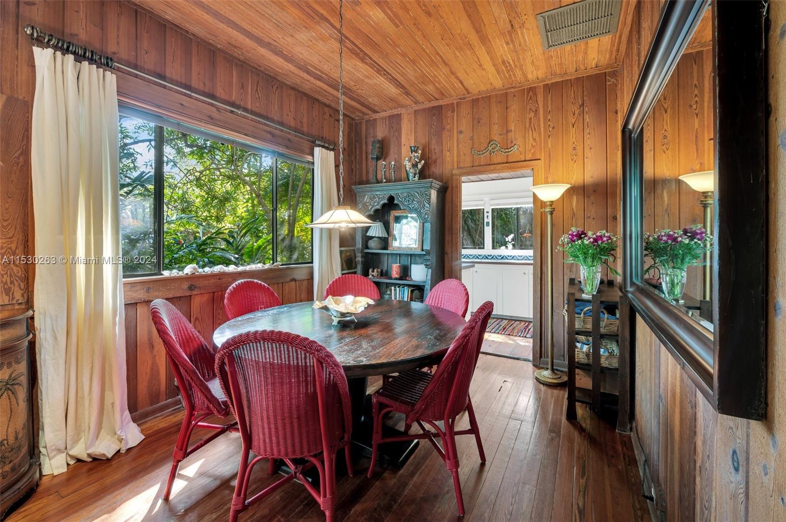 The house enjoys a beautiful light flowing through the garden