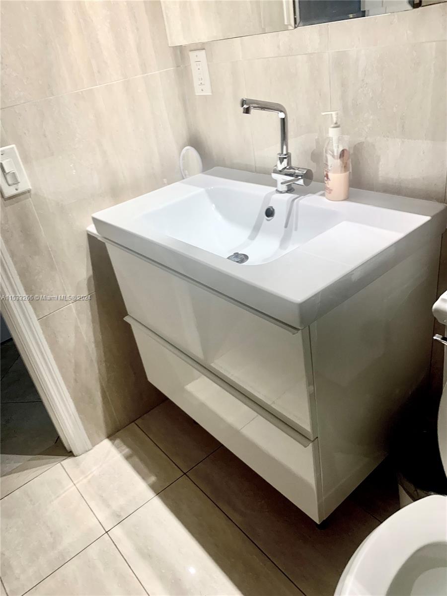 NEW  FLOATING VANITY