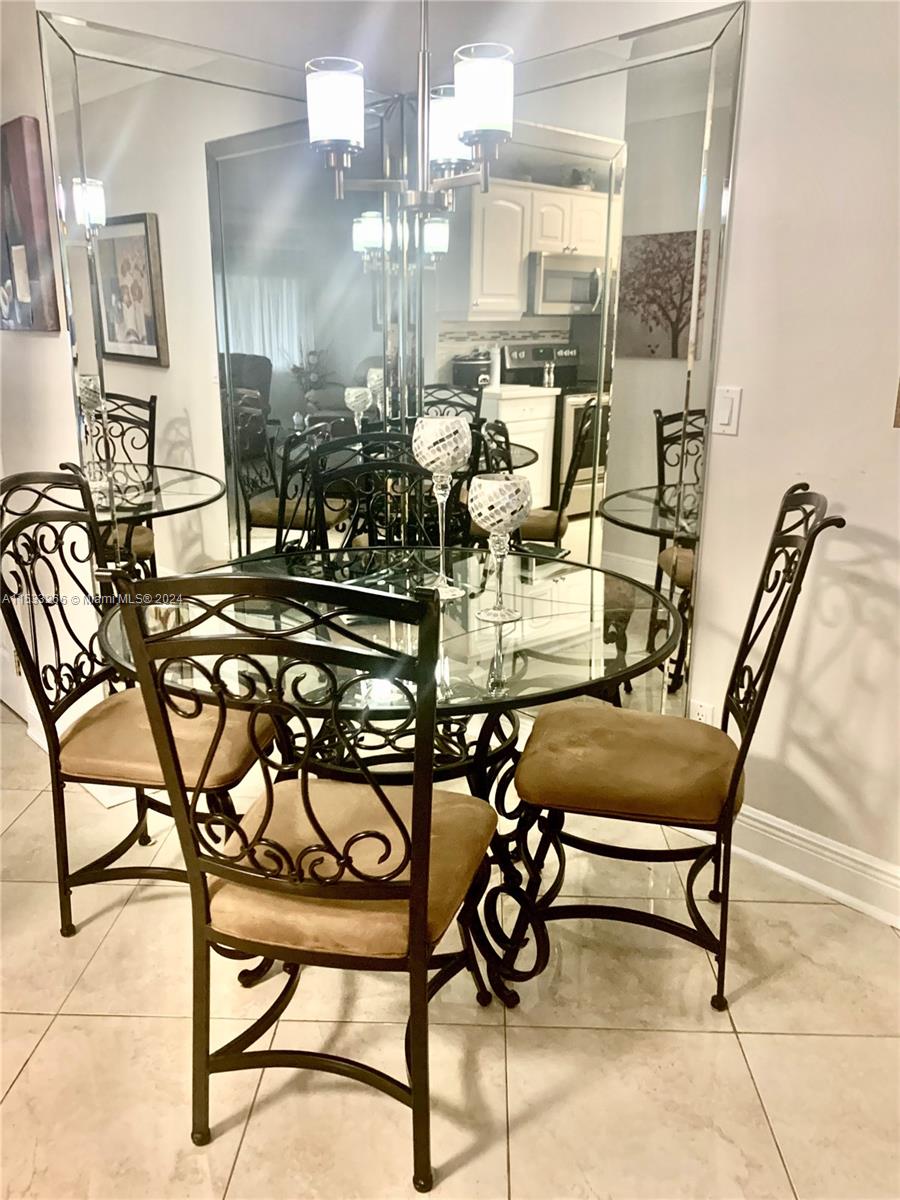 CUSTOM GLASS IN DINING AREA