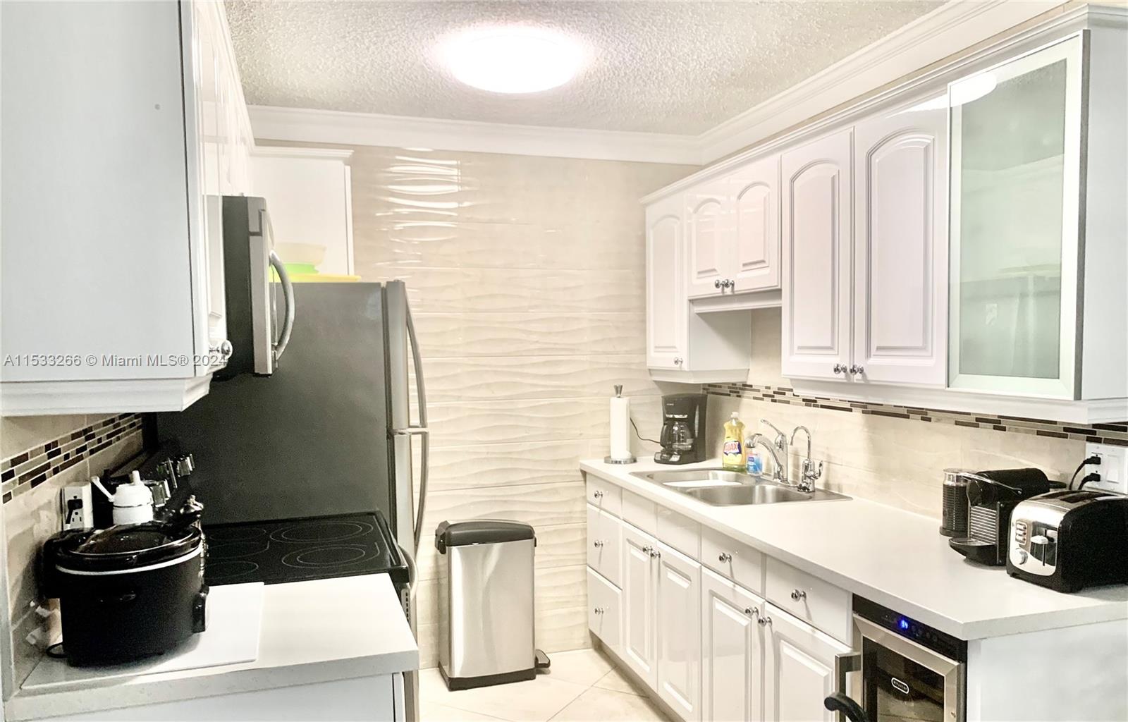 HIGH GLOSS & GLASS CABINETS