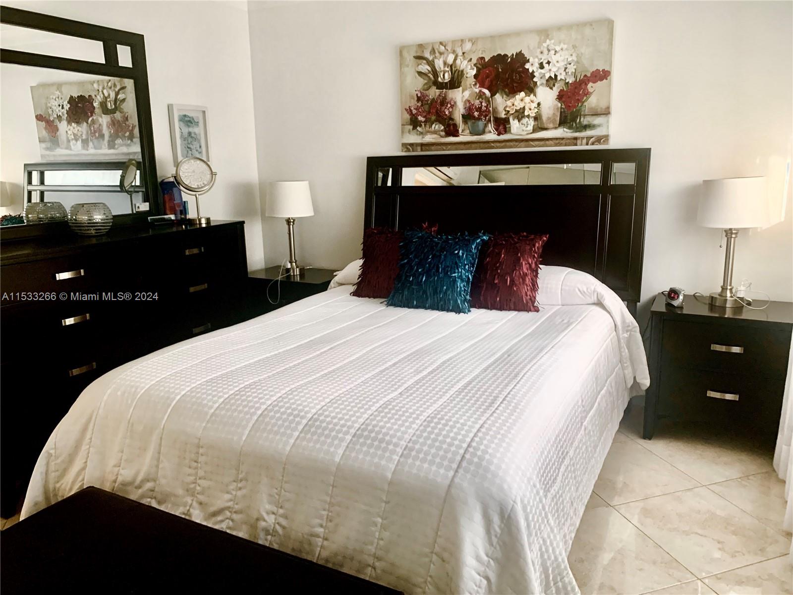 WELL FURNISHED BEDROOM