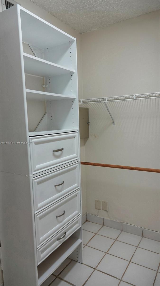 Master Walk-In