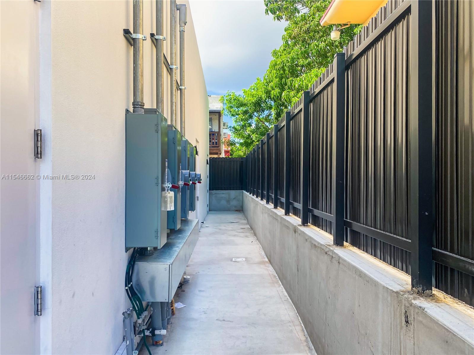 Unit 4 - 300 SW 17TH AVE