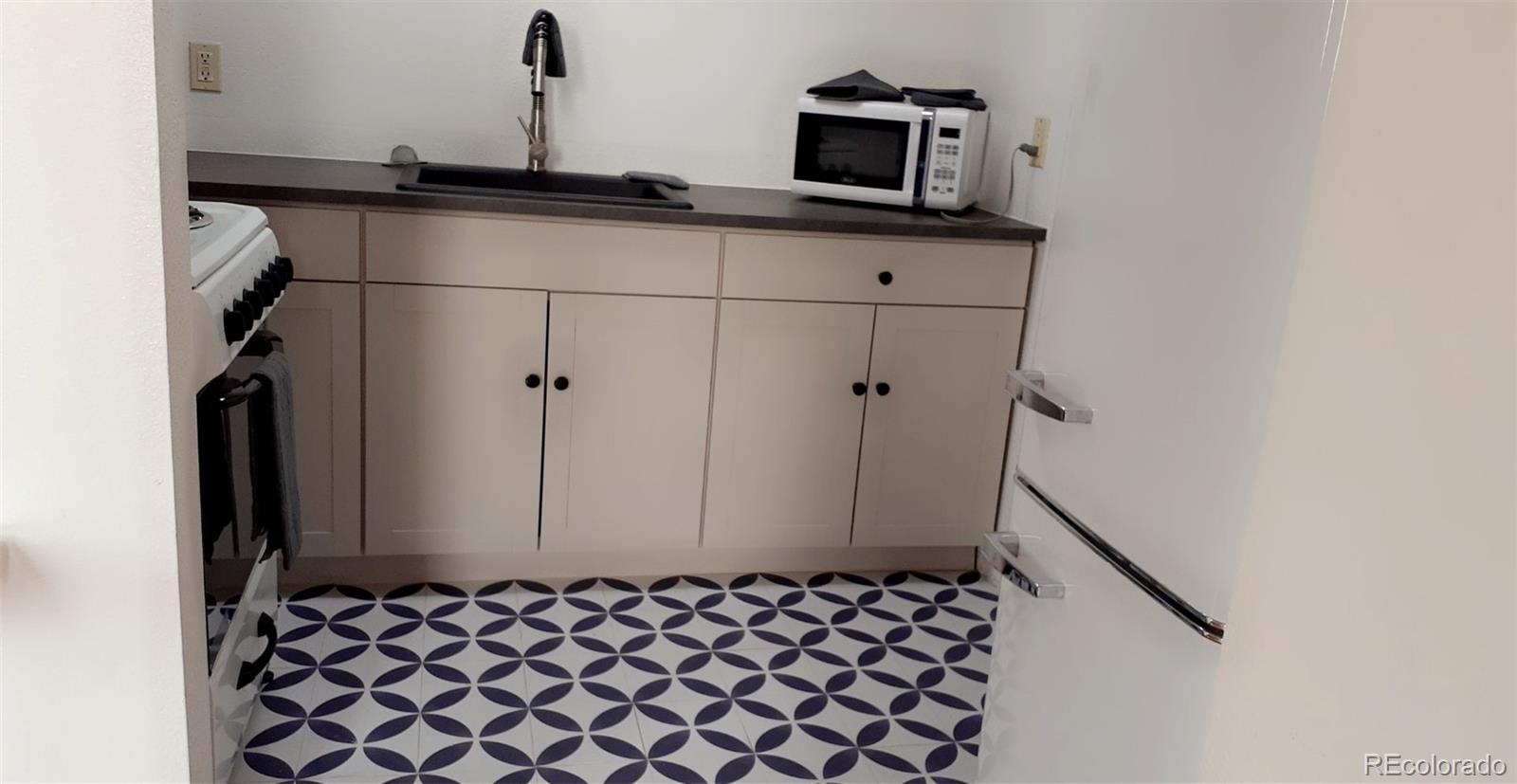 322 S Main Street, Lamar, CO 81052, 1 Bedroom Bedrooms, ,1 BathroomBathrooms,Rental,For Rent,The Alamo Apartments,Main,REC2229650