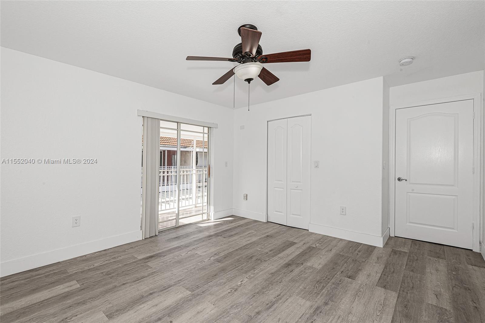 Has access to balcony. Walk in closet.