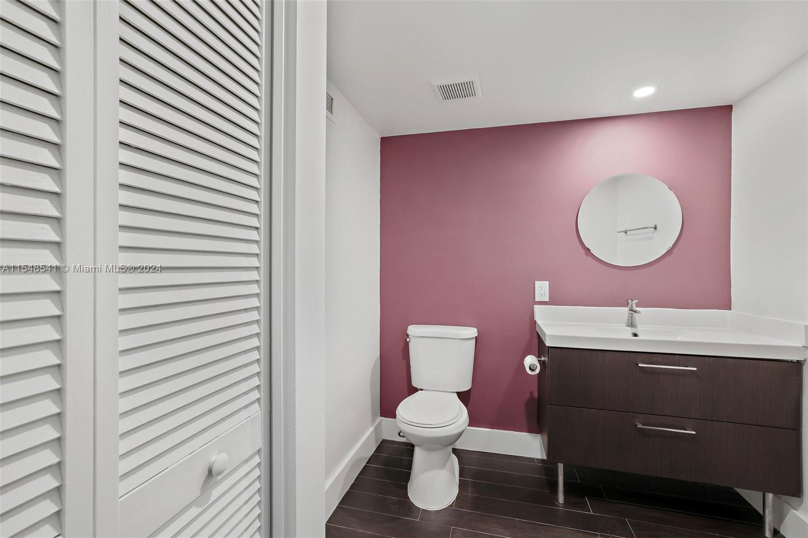 Toilette, guest bathroom