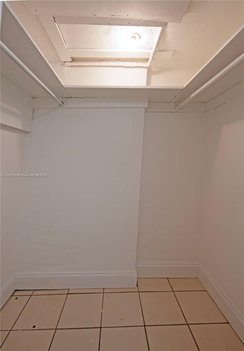 Master Bed walking Closet