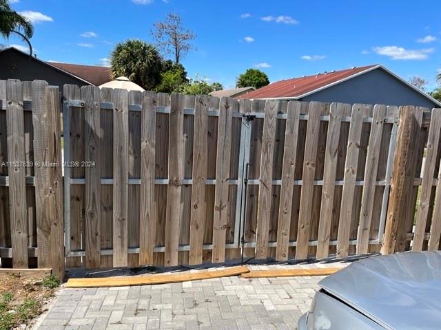 Side gate/additional parking