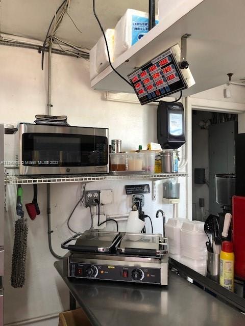 Appliances to warm food & timer (Coffee maker)