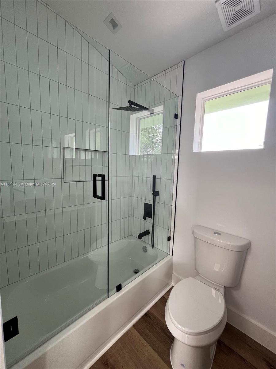 Upstairs bathroom with shower/bathtub