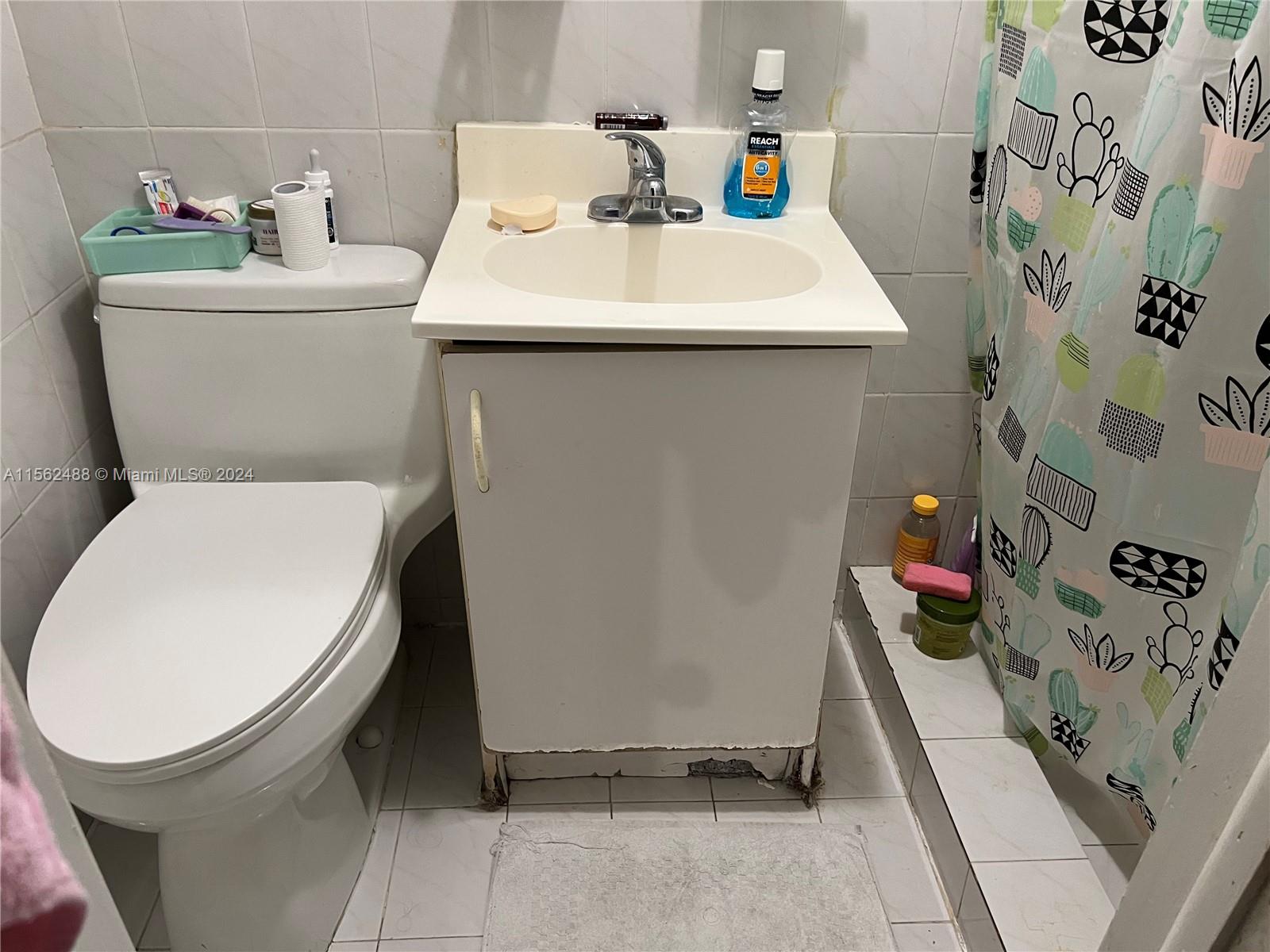 Rear 1/1 unit bathroom