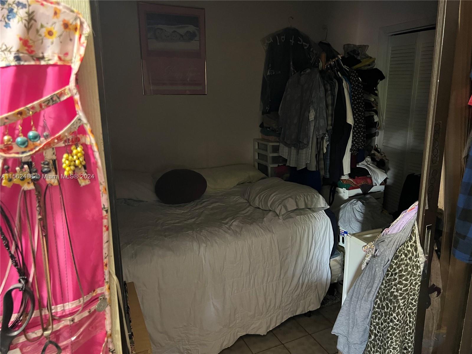 Rear 1/1 unit bedroom