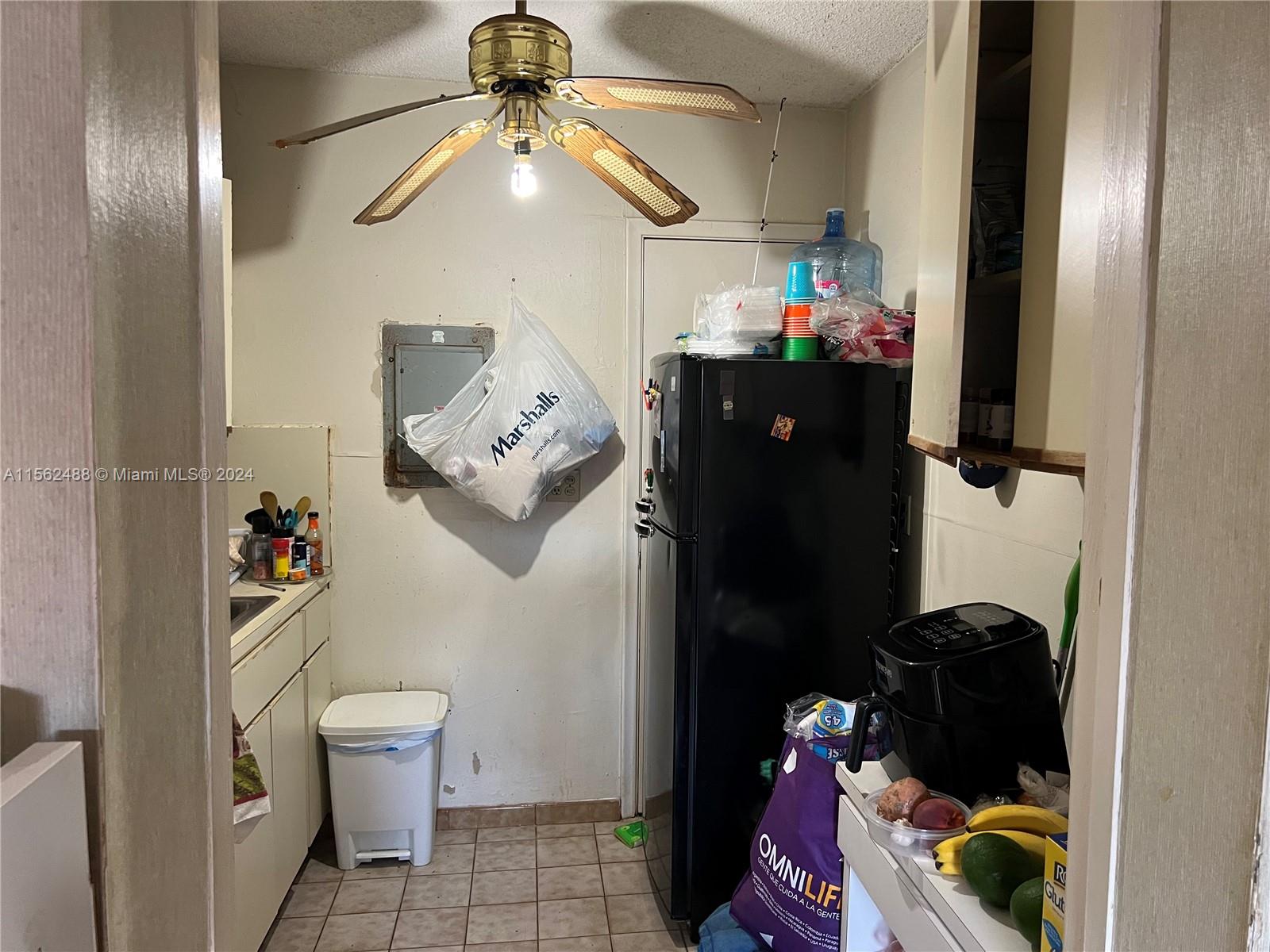 Rear 1/1 unit kitchenette