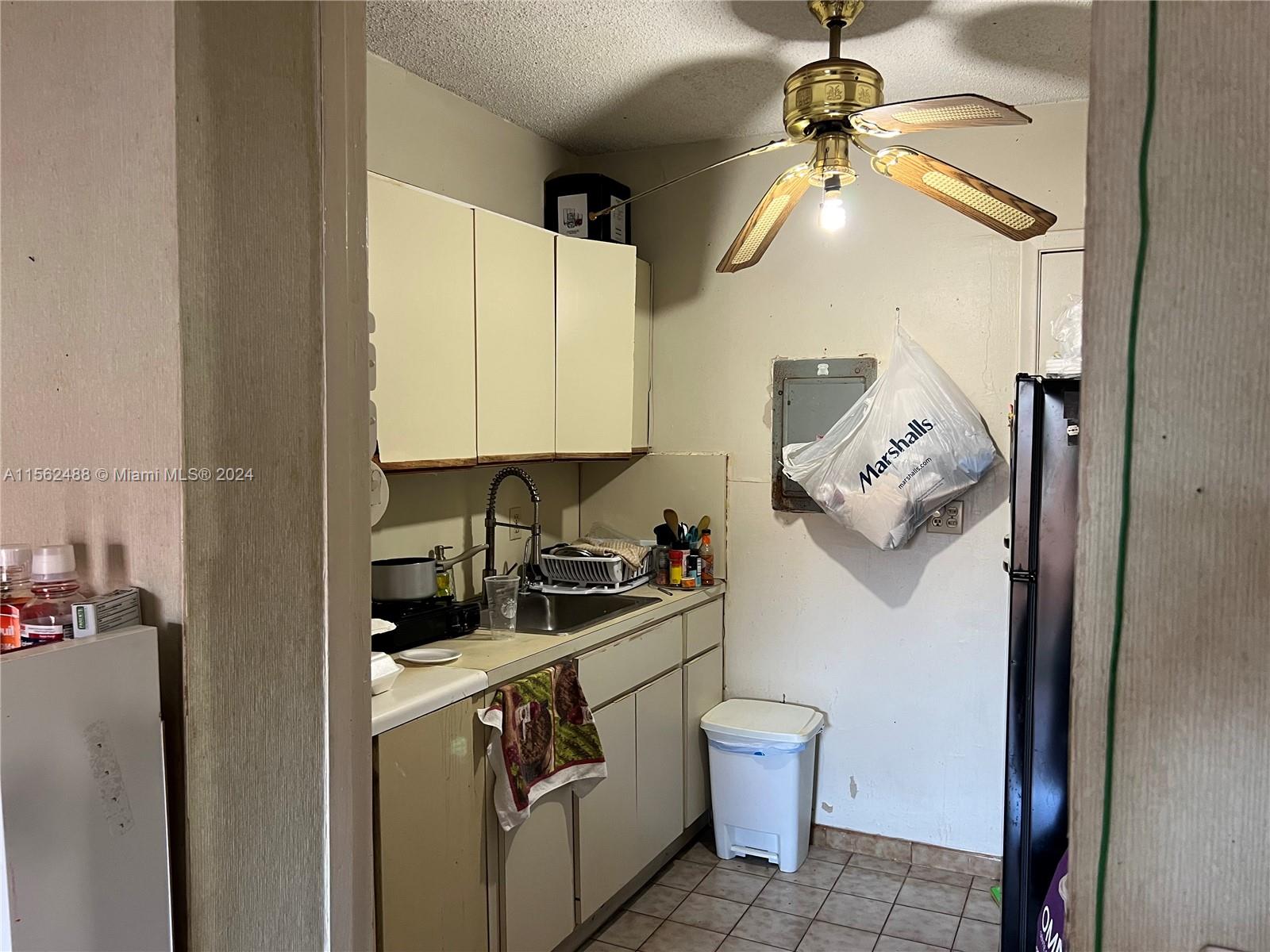 Rear 1/1 unit kitchenette