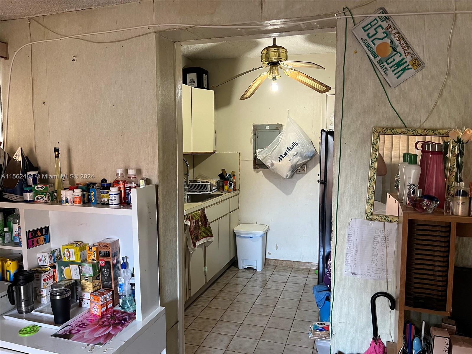 Rear 1/1 unit kitchenette