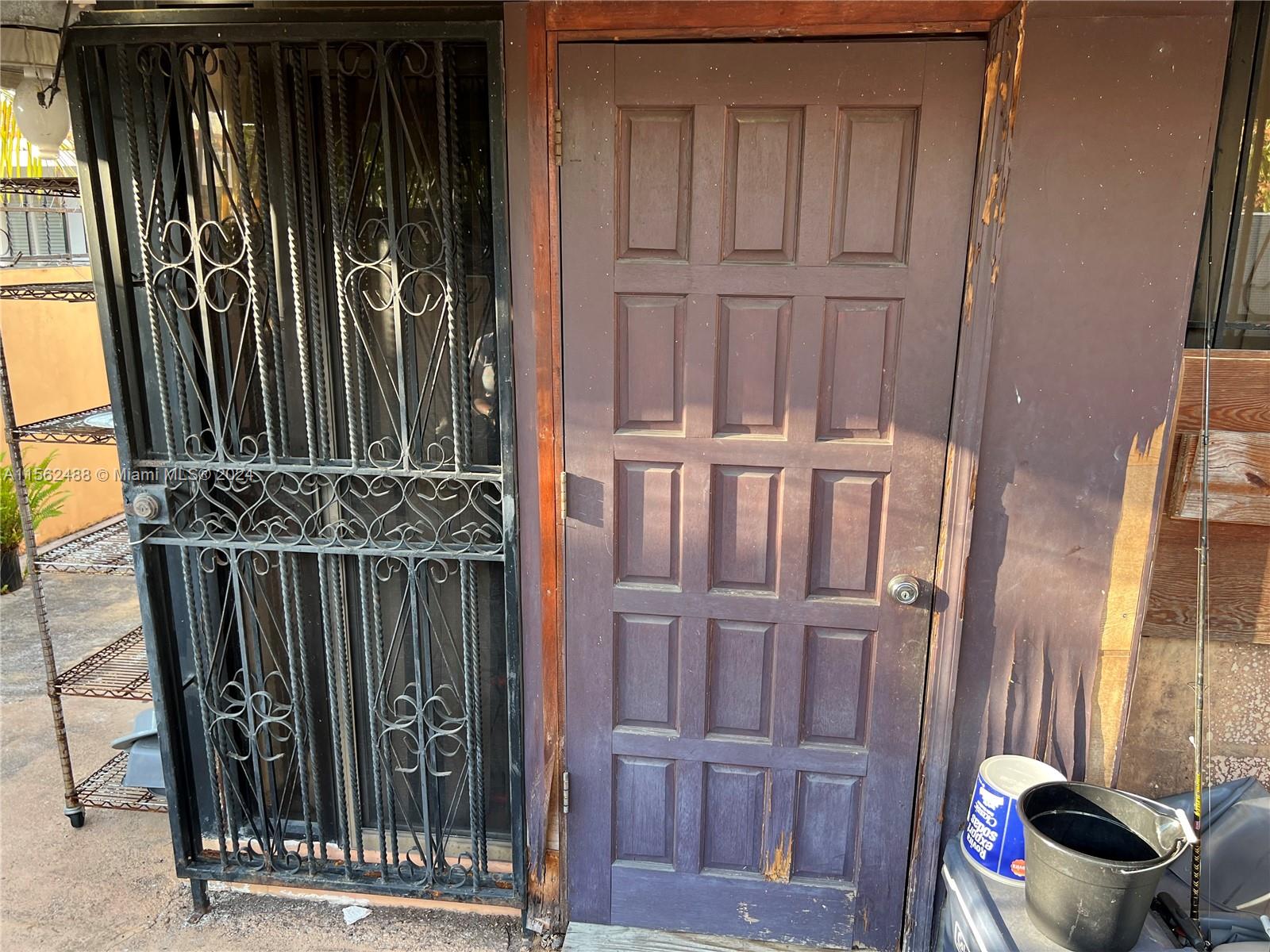 Rear 1/1 unit entrance via back patio