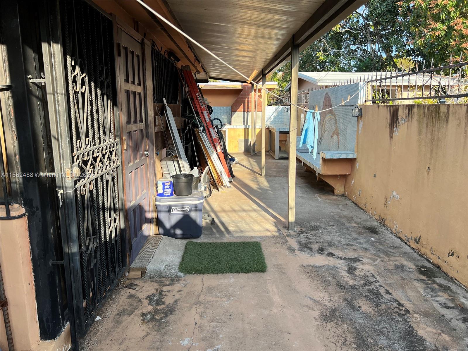 Back patio and entrance to rear 1/1 unit