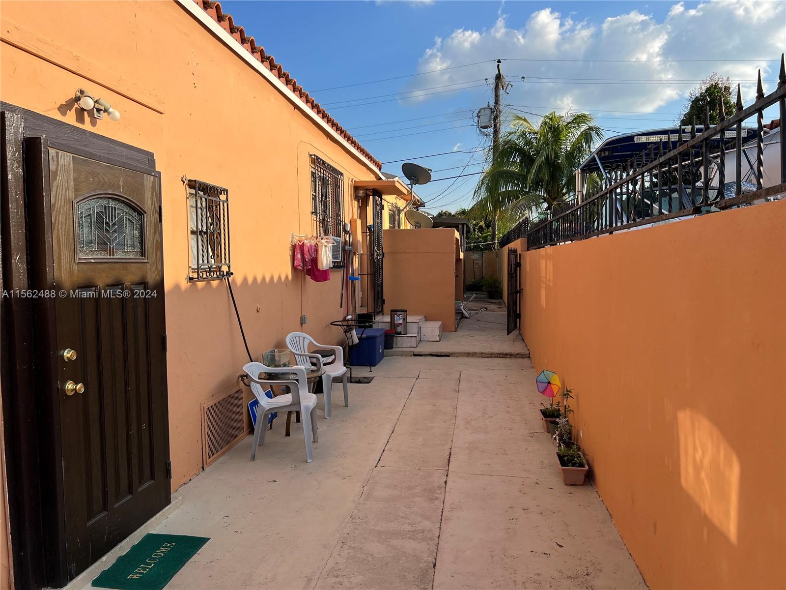 1/1 unit on west side of property