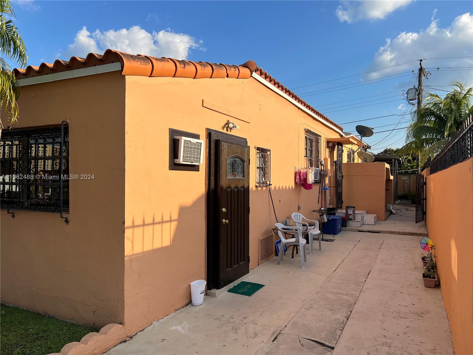 1/1 unit on west side of property