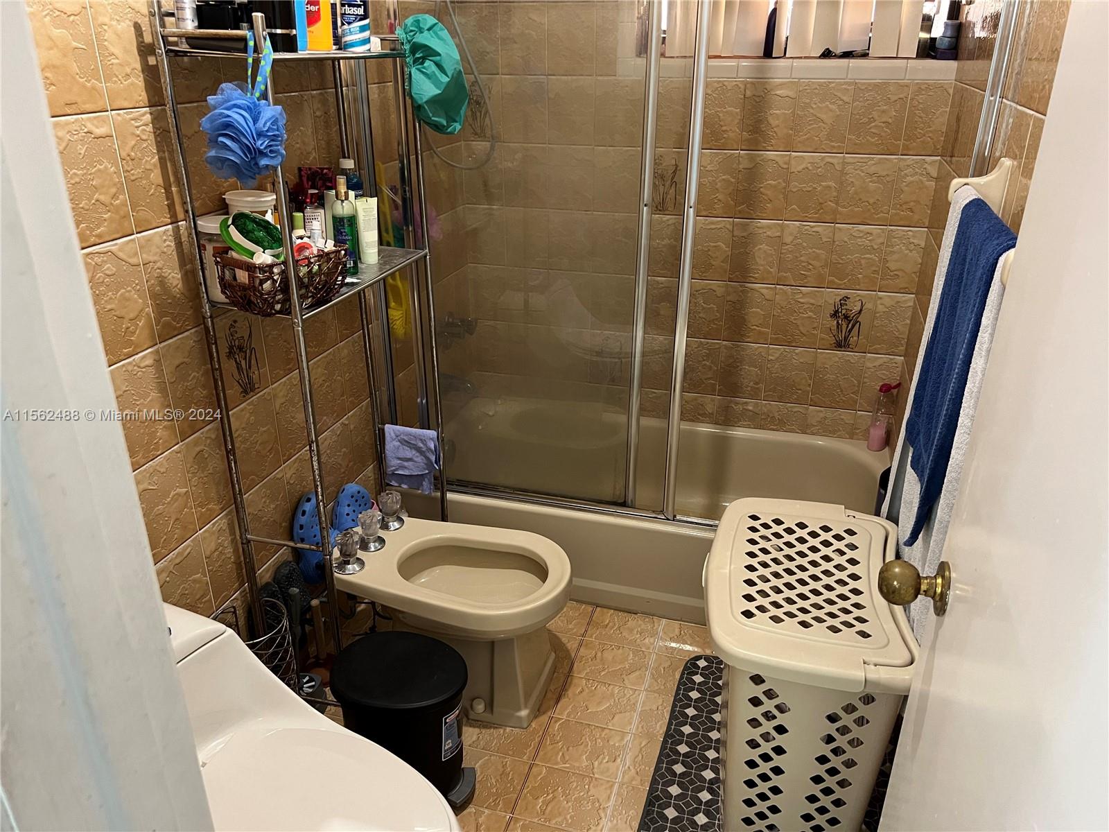 Main house 3/2 Master bathroom