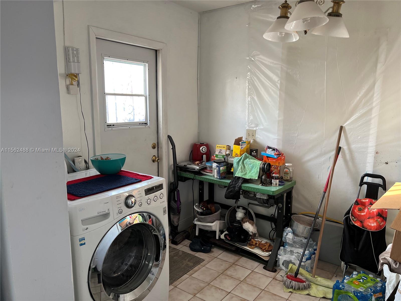 Main house 3/2 laundry off kitchen