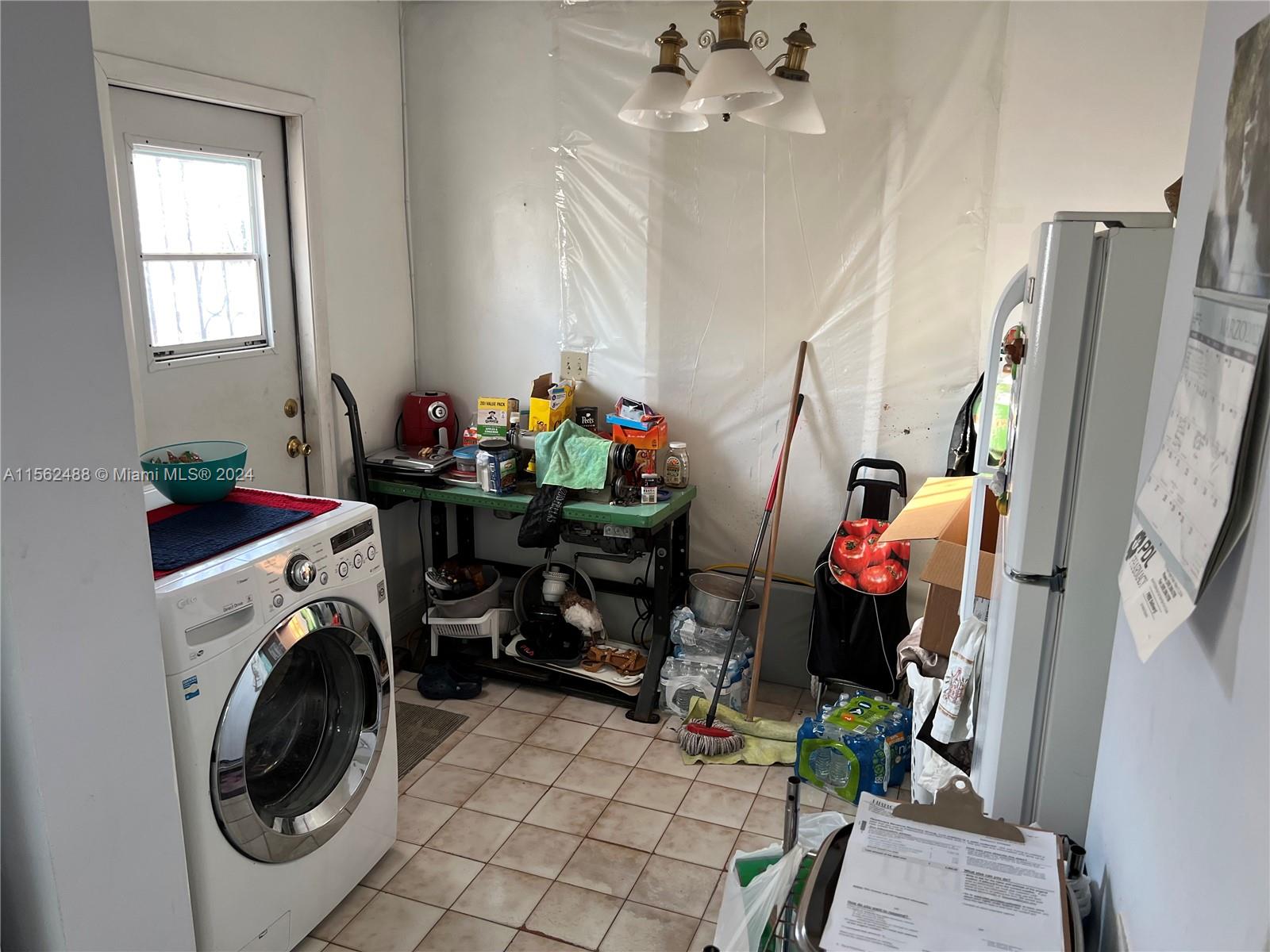 Main house 3/2 laundry off bath